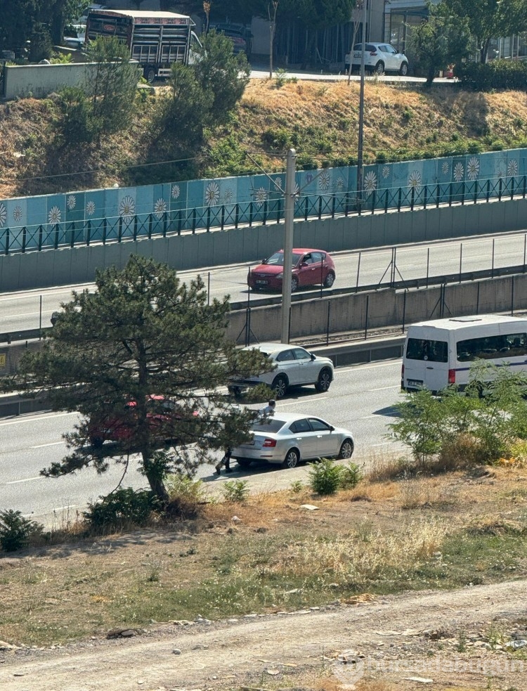 Bursa'da yolda kalan vatandaşa polis yetişti! İlginç görüntüler...