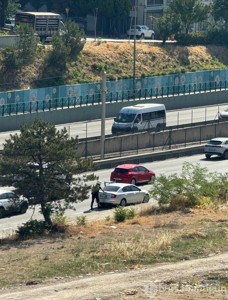 Bursa'da yolda kalan vatandaşa polis yetişti! İlginç görüntüler...