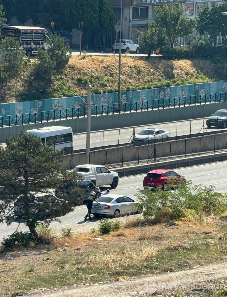 Bursa'da yolda kalan vatandaşa polis yetişti! İlginç görüntüler...