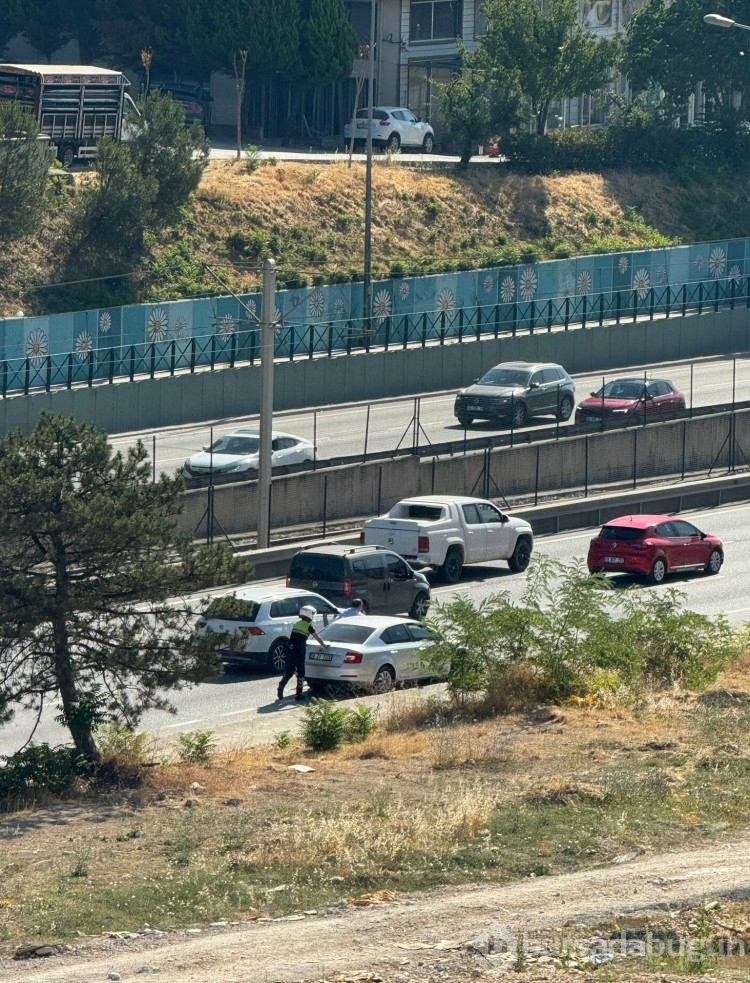 Bursa'da yolda kalan vatandaşa polis yetişti! İlginç görüntüler...