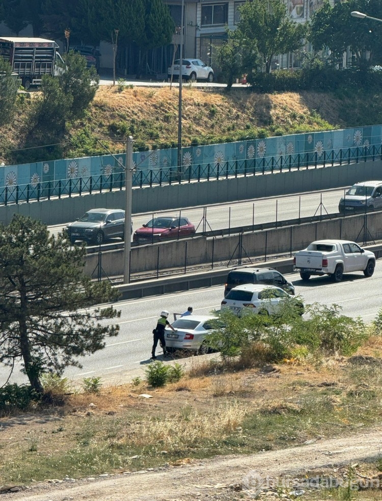 Bursa'da yolda kalan vatandaşa polis yetişti! İlginç görüntüler...