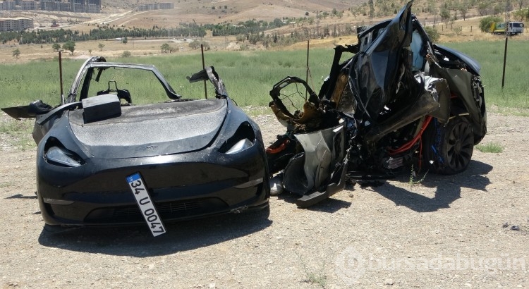 Tesla 2 can aldı! Otomobilin son hali görenleri dehşete düşürdü...