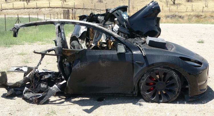 Tesla 2 can aldı! Otomobilin son hali görenleri dehşete düşürdü...