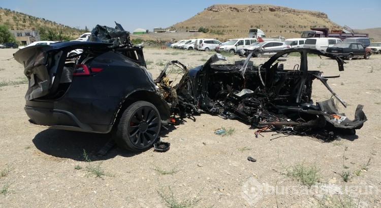 Tesla 2 can aldı! Otomobilin son hali görenleri dehşete düşürdü...