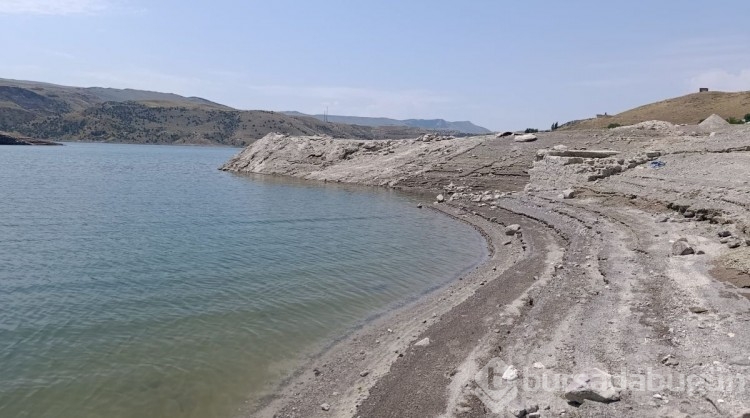 Baraj kapağı açıldı, tarihe gömülen köy ortaya çıktı