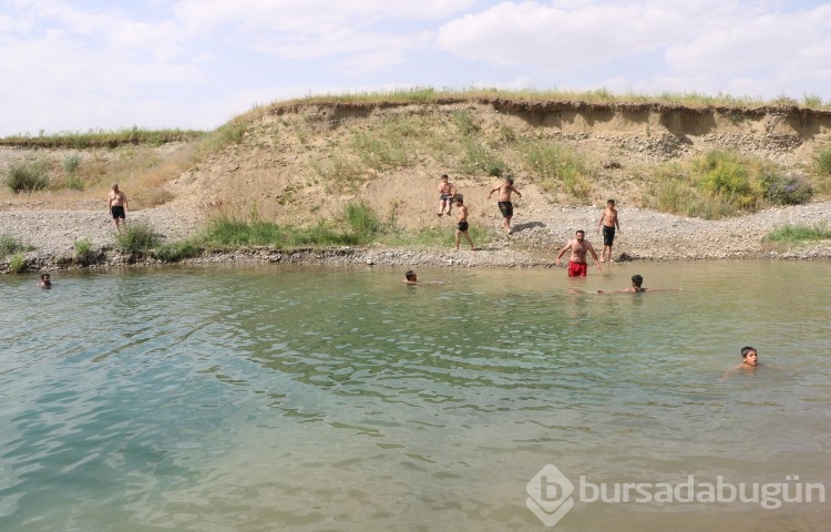 Sıcaklardan bunalanlar derede serinliyor