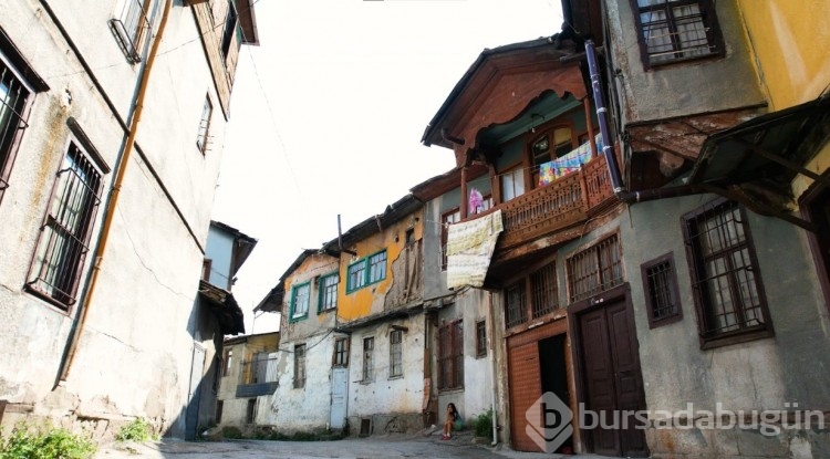 Bir dönemin parlayan mahallesi ayakta zor duruyor!