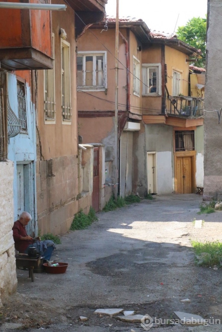 Bir dönemin parlayan mahallesi ayakta zor duruyor!
