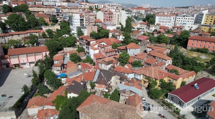 Bir dönemin parlayan mahallesi ayakta zor duruyor!