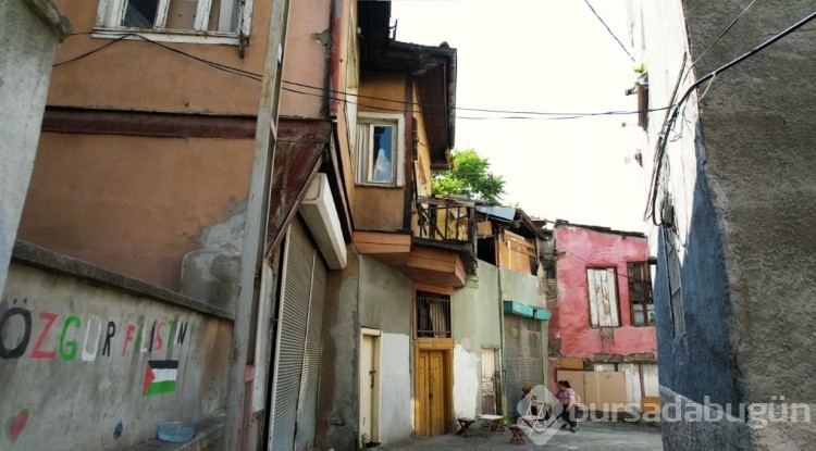 Bir dönemin parlayan mahallesi ayakta zor duruyor!