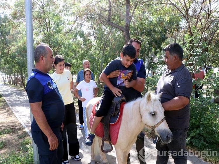 Zabıtalar çocukları sevindirdi