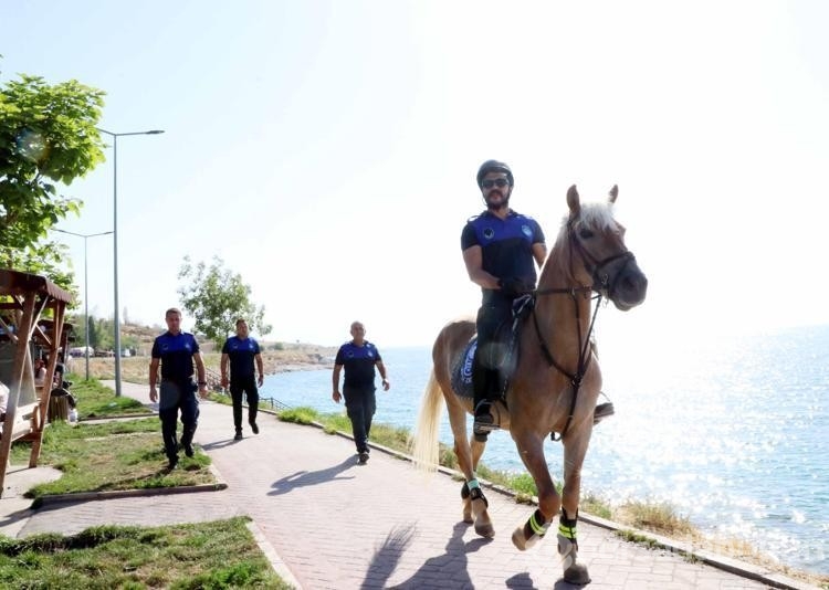 Zabıtalar çocukları sevindirdi