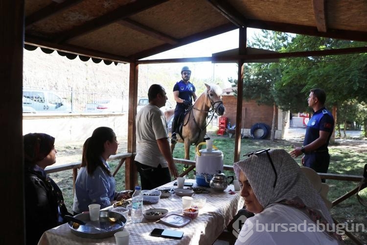 Zabıtalar çocukları sevindirdi
