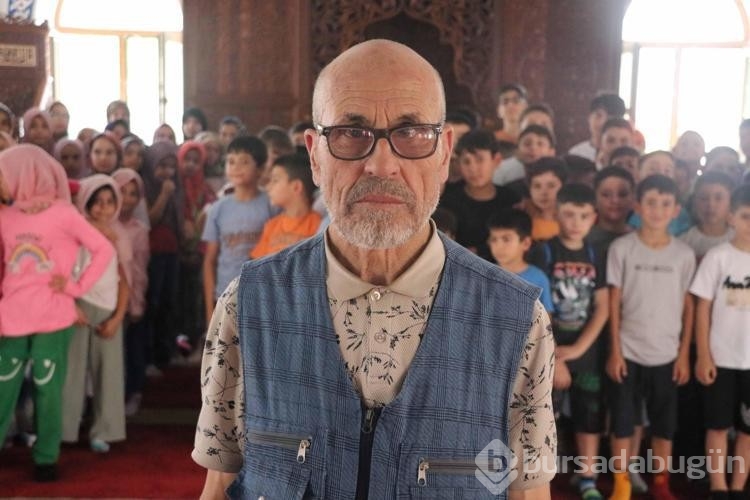 Gönüllü camiyi temizleyen adama çocuklardan alkışlı karşılama!