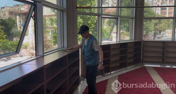 Gönüllü camiyi temizleyen adama çocuklardan alkışlı karşılama!