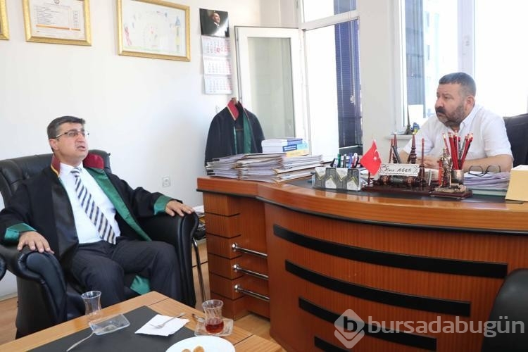 Görme engelli öğretmen mezun olduktan uzun bir süre sonra avukat oldu!