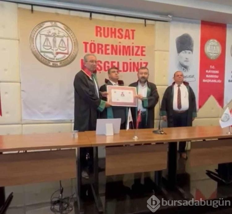 Görme engelli öğretmen mezun olduktan uzun bir süre sonra avukat oldu!