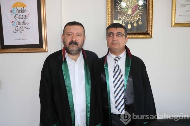 Görme engelli öğretmen mezun olduktan uzun bir süre sonra avukat oldu!