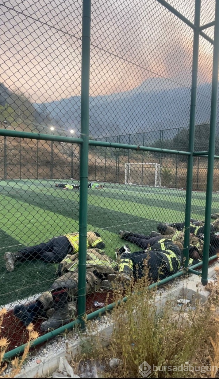 Bursa'da alevlerle savaştılar, halı sahada soluklandılar