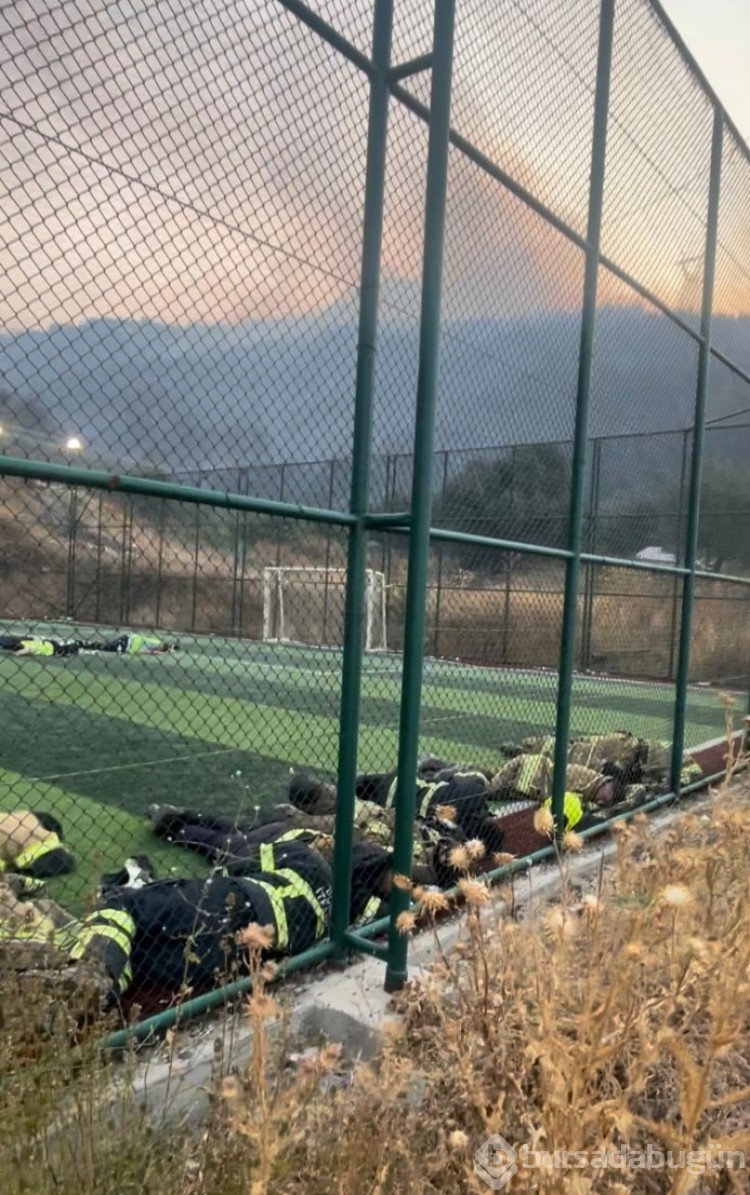 Bursa'da alevlerle savaştılar, halı sahada soluklandılar