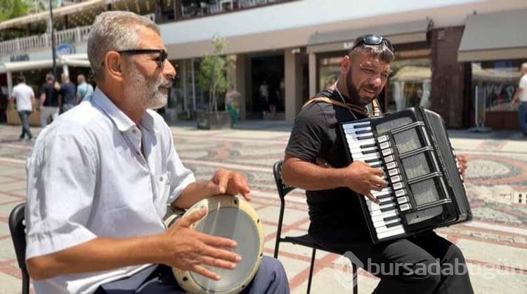 Sokak müzisyenden eğlenceli şarkı paylaşımı!