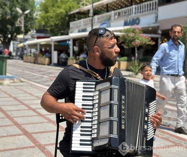 Sokak müzisyenden eğlenceli şarkı paylaşımı!