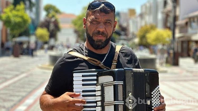Sokak müzisyenden eğlenceli şarkı paylaşımı!