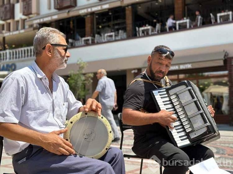 Sokak müzisyenden eğlenceli şarkı paylaşımı!