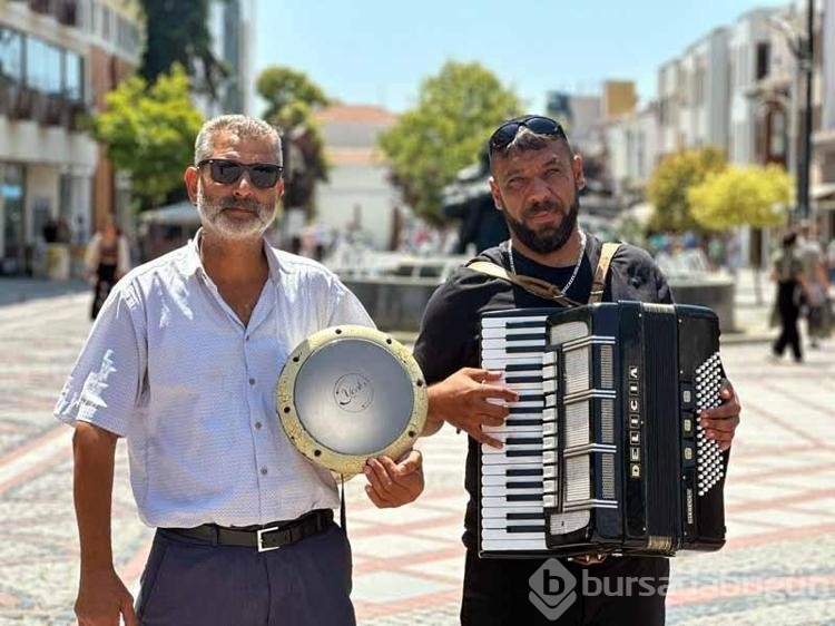 Sokak müzisyenden eğlenceli şarkı paylaşımı!