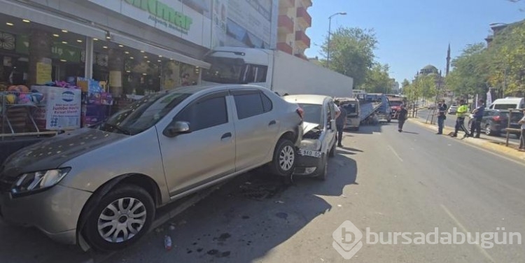 Kaza sonrası tutanak tutulurken tır kayarak araçlara çarptı!