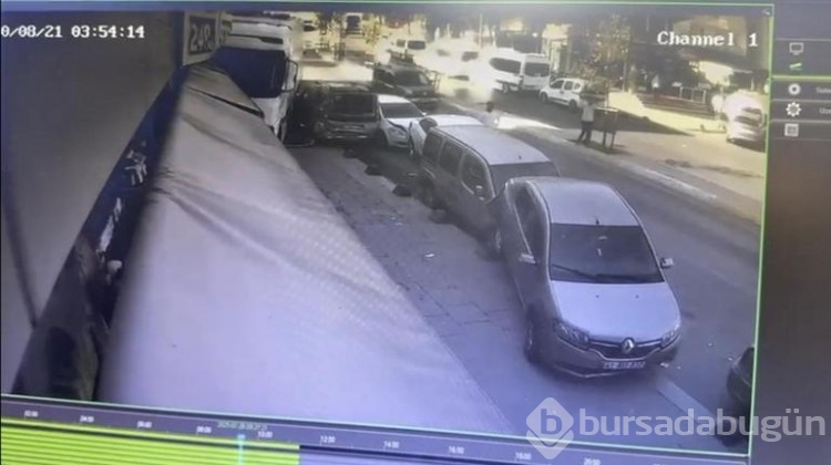 Kaza sonrası tutanak tutulurken tır kayarak araçlara çarptı!