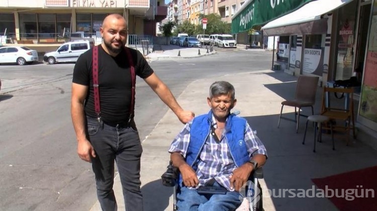 Tekerlekli sandalye ile kaldırımdan düştü yardımına insanlar yetişti!