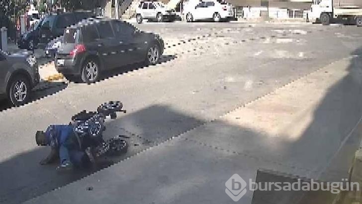 Tekerlekli sandalye ile kaldırımdan düştü yardımına insanlar yetişti!