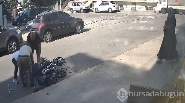 Tekerlekli sandalye ile kaldırımdan düştü yardımına insanlar yetişti!