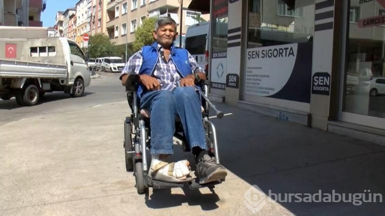 Tekerlekli sandalye ile kaldırımdan düştü yardımına insanlar yetişti!