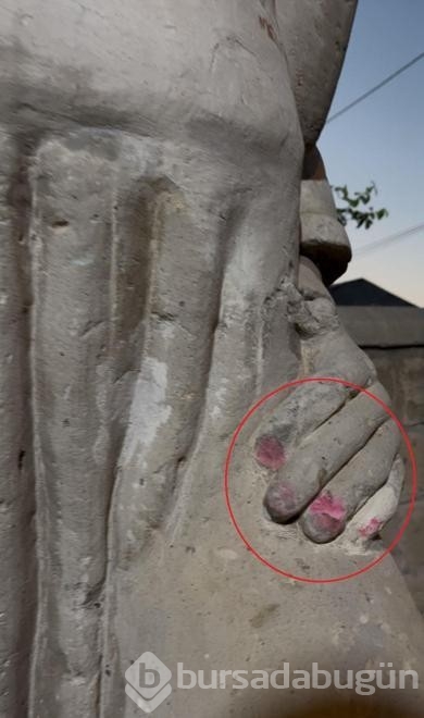 Mimar Sinan'ın doğup büyüdüğü mahallede heykeline beklenmedik şeyler yapıldı