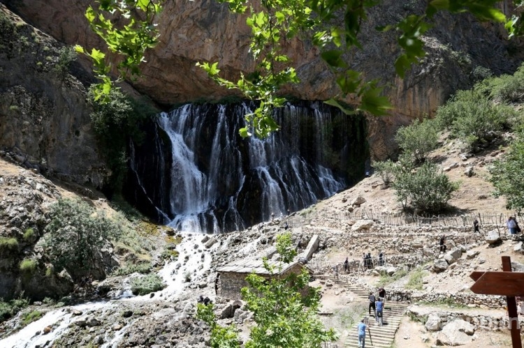 Tam bir doğal klima! Meşhur şelaleye ilgi büyük