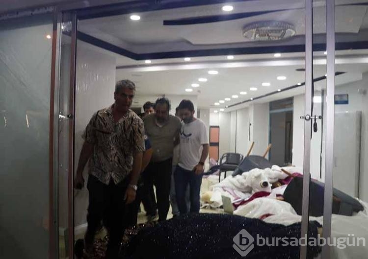 Dükkanında ki gelinlikleri yakmaya çalıştı! İtfaiye ekibi müdahale etti