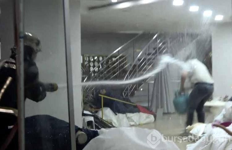 Dükkanında ki gelinlikleri yakmaya çalıştı! İtfaiye ekibi müdahale etti