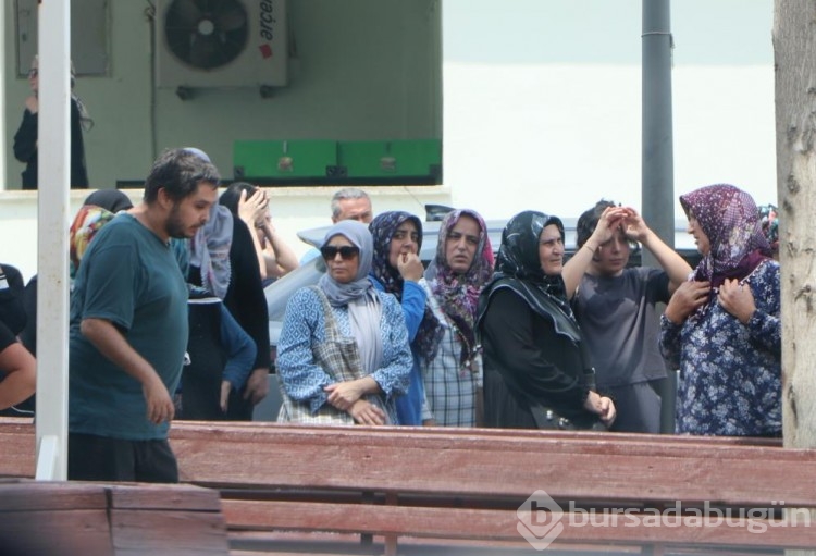 Cinnetin bıraktığı acı: Anne ve kızı yan yana, baba ayrı noktaya defnedildi