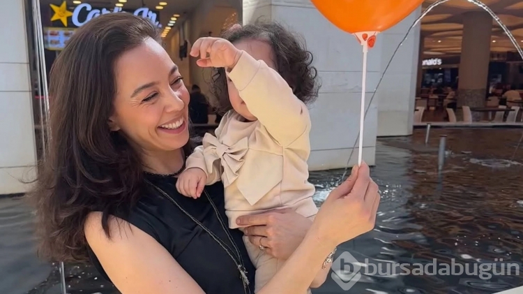 Azra Akın resmen ikizini doğurmuş!