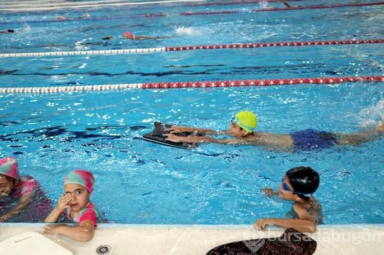 Van'da öğrenciler havuzlarda yüzme öğreniyor