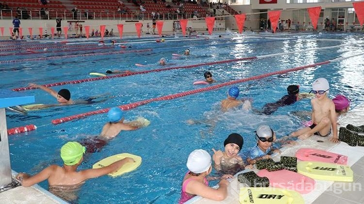 Van'da öğrenciler havuzlarda yüzme öğreniyor