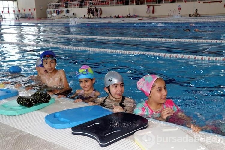 Van'da öğrenciler havuzlarda yüzme öğreniyor