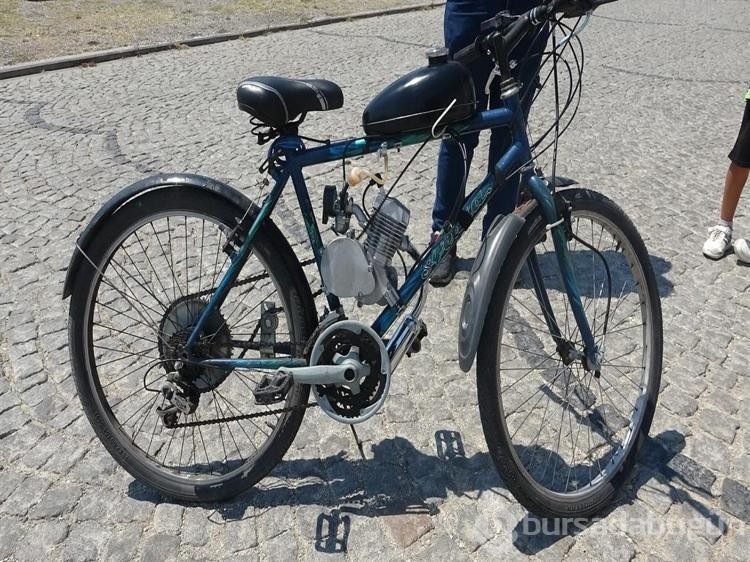 İşe giderken kolaylık olsun diye bisikletini motorlu hale getirdi