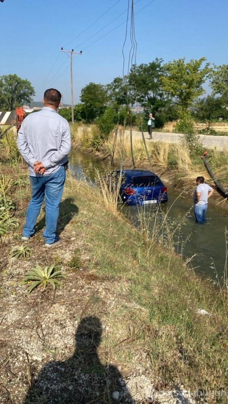 Sulama kanalına otomobil uçtu