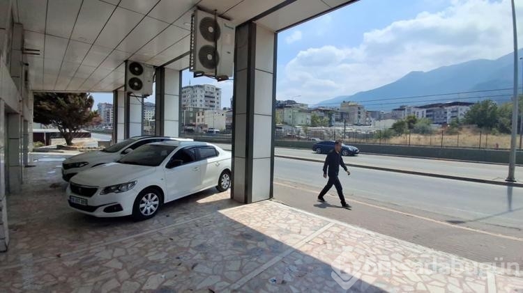 El freni iyi çekilmeyen gelin arabası metro hattı duvarına çarptı