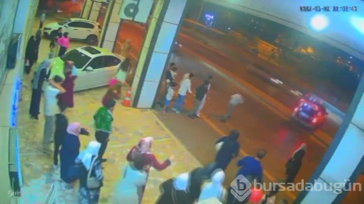 El freni iyi çekilmeyen gelin arabası metro hattı duvarına çarptı