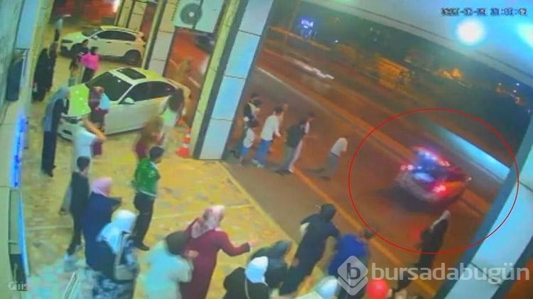 El freni iyi çekilmeyen gelin arabası metro hattı duvarına çarptı