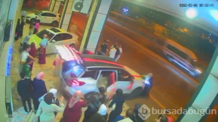 El freni iyi çekilmeyen gelin arabası metro hattı duvarına çarptı